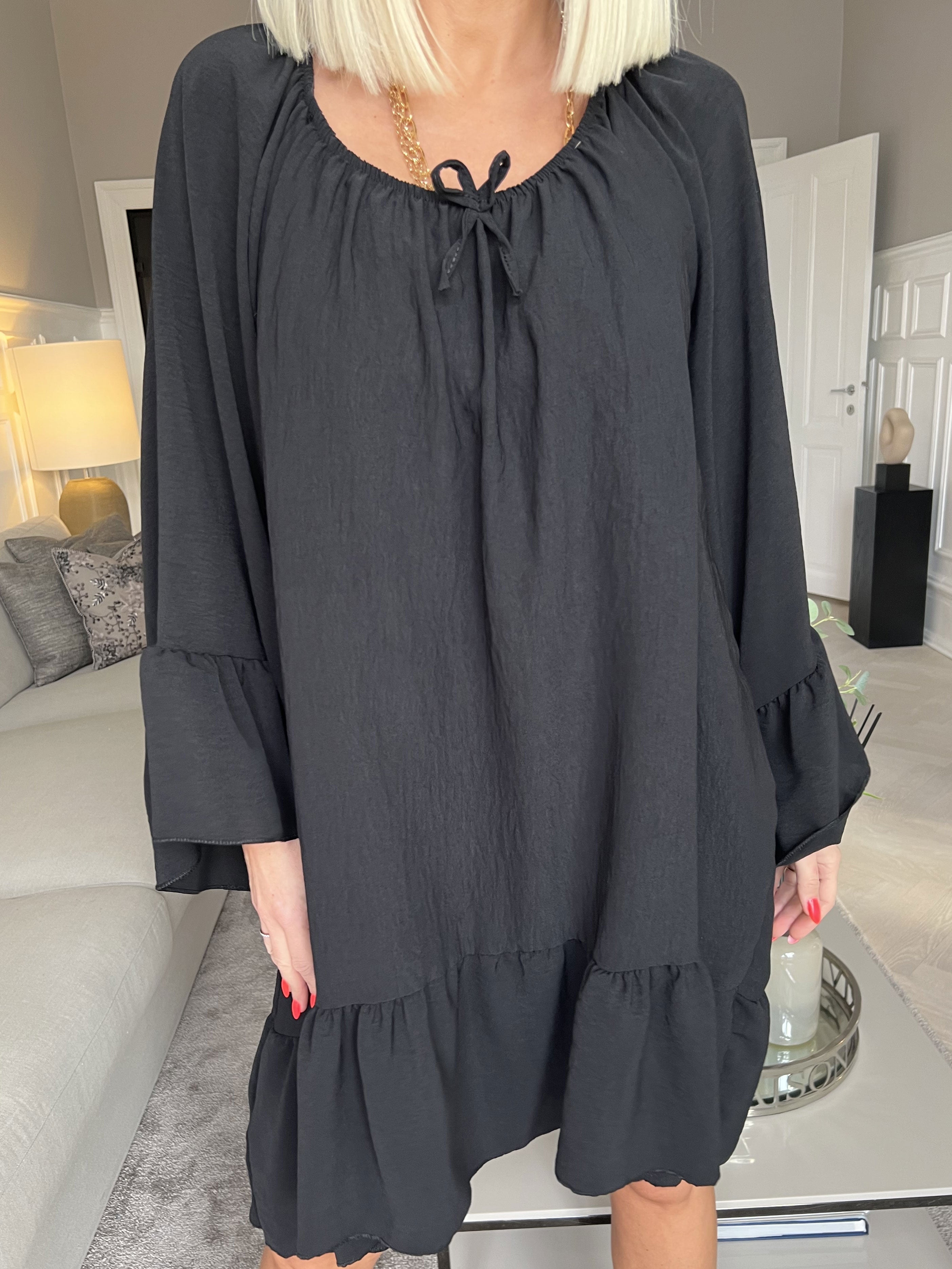 Asta - Tunikaklänning med volanger och gummiband i halsen